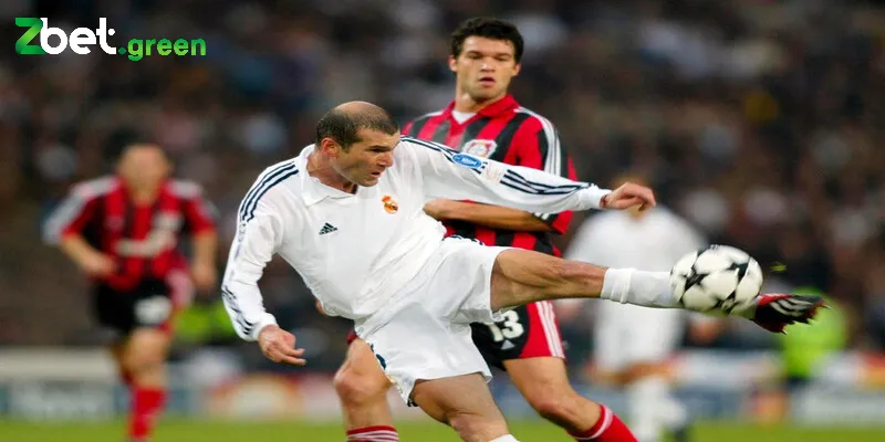 Zinedine Zidane đã từng bị cấm thi đấu 3 trận do bạo hành cầu thủ đối phương
